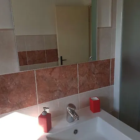 Large Sunny 1 Minute Walk To The Sea Apartamento